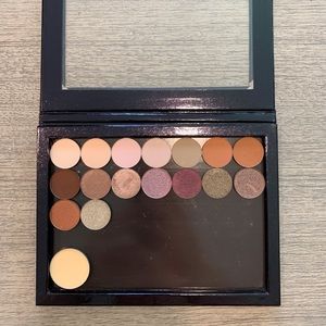 Anastasia Lot of Eyeshadow and Z palette